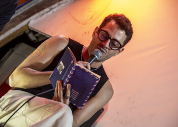 Todo dia o silêncio do mundo repousa em mim