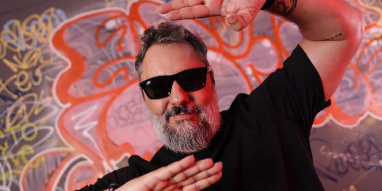 Lutte lança audiovisual celebrando 10 anos de carreira solo