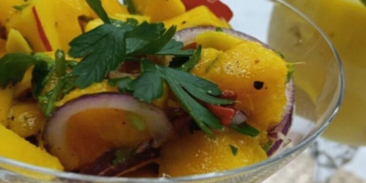 Salada refrescante de manga