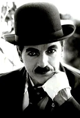 CHARLES CHAPLIN: O MAIS FAMOSO ARTISTA CINEMATOGRÁFICO DA ERA DO CINEMA MUDO