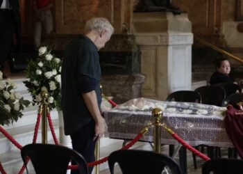 NEY LATORRACA: SEU VIÚVO, EDI BOTELHO, SE EMOCIONA NO VELÓRIO, ANTES DA CREMAÇÃO
