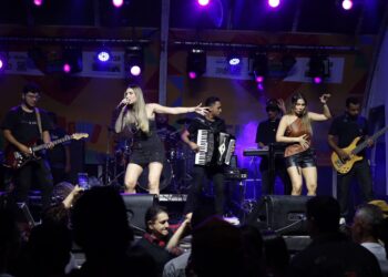 Multidão lota Praça Tereza Batista no encerramento do São João no Pelourinho