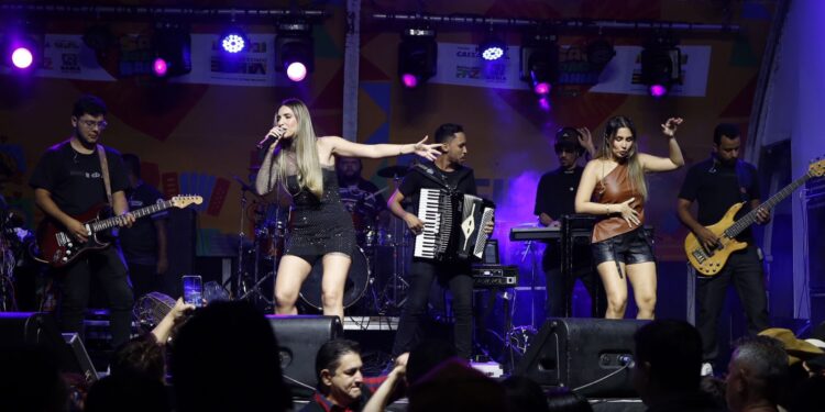 Multidão lota Praça Tereza Batista no encerramento do São João no Pelourinho