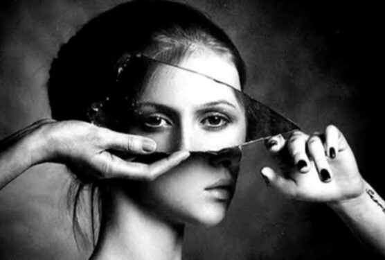 Quem olha para fora, sonha. Quem olha para dentro, desperta