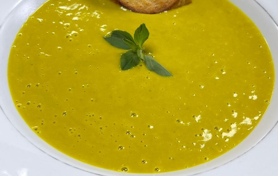 Creme de Cabotiá com Alho-poró e Manjericão