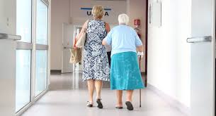 Atestados Médicos de Acompanhamento de Pais Idosos serve para justificar ausência ao trabalho? O que diz a Lei?