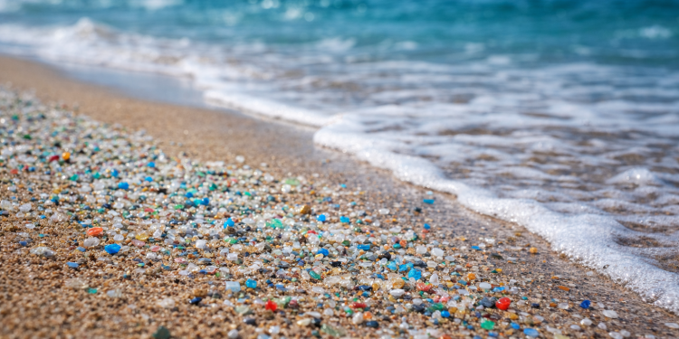 Microplásticos: o Lixo que some da vista, mas nunca vai embora