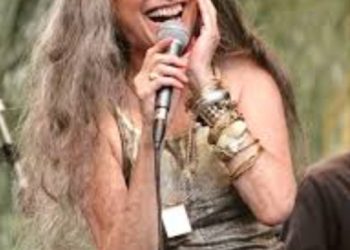 Maria Bethânia: quando tudo começou na música?