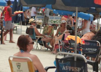 Afinal podem cobrar pelo uso de cadeiras e guarda sóis nas praias? O que diz a Lei?