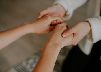 Relações Feridas: Quando ficar é uma forma de sobreviver