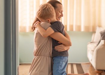 As mães solo no Brasil: entre a sobrecarga e a coragem de recomeçar
