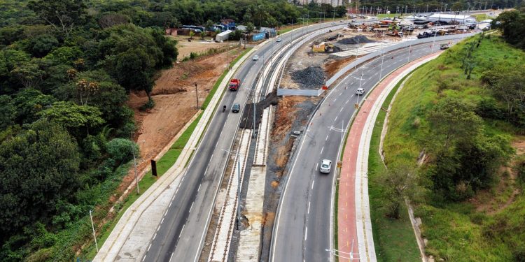Duplicação da Estrada do Derba amplia mobilidade e integra Salvador ao futuro sistema do VLT