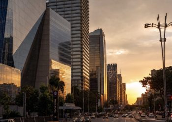 O Escudo Patrimonial 2026: Navegando o Ponto de Inflexão dos Juros e a Volatilidade Eleitoral