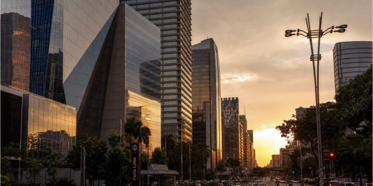 O Escudo Patrimonial 2026: Navegando o Ponto de Inflexão dos Juros e a Volatilidade Eleitoral