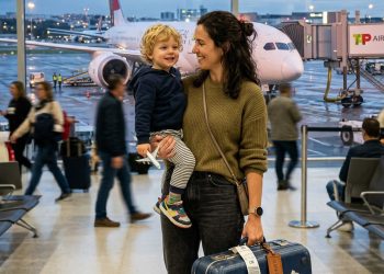 Quero viajar com meu filhos nas férias. Preciso da autorização do pai?