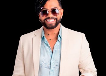 Cantor Silvanno Salles apoia time de futebol do subúrbio